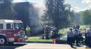 Connecticut'ta Uçak Binanın Üzerine Düştü