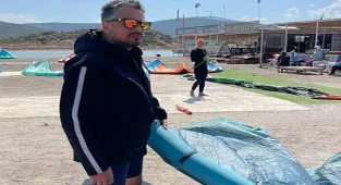 Emre Altuğ'un yeni merakı uçurtma sörfü