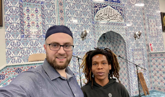 Hamidiye Mosque'da Şehadet Getiren ABD'li