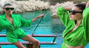 Hande Erçel'in tatil pozlarına beğeni yağdı
