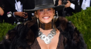 Jennifer Lopez'den "Hollywood" Çıkışı 