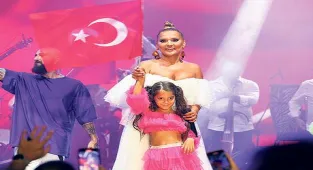 Kızını konserine çıkardı