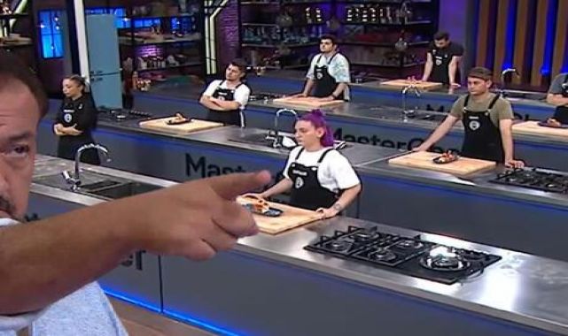 MasterChef'te yemeğini yetiştiremeyen yarışmacıya Mehmet Şef'ten sert uyarı!