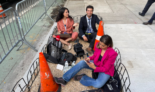 New York BM Binasının Önünde Gazetecilerin Hali
