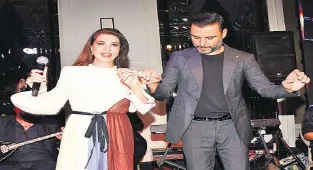 Sahnede halay çektiler