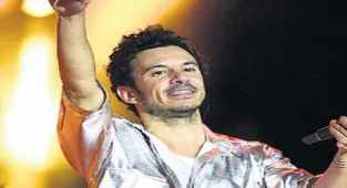 Şarkıcı Buray'ın sahnede 12 bin TL değerindeki sazı çalındı