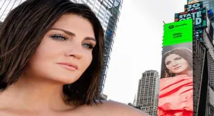 Sibel Can, New York Times Square'de