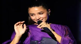 Zeynep Bastık memleketi İzmir'i coşturdu