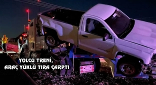 ABD'deki Tren Kazasında Aaraçlar Yola Savruldu