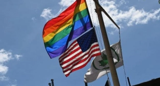 Amerika'da LGBT Bayrakları Yasaklandı