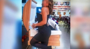 Babasının Tabutu Başında "Seksi Poz" Verdi