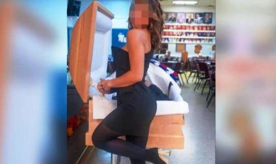 Babasının Tabutu Başında "Seksi Poz" Verdi