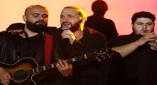 Berkay'dan yağmur altında konser