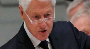 Bill Clinton Hastaneye Kaldırıldı
