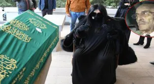 Bülent Ersoy babasını toprağa verdi: Sol kolum da gitti!