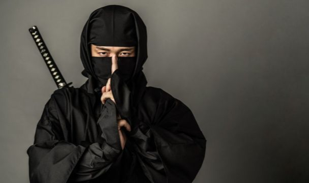 California'da Bir 'Ninja' ABD Askerlerine Saldırdı
