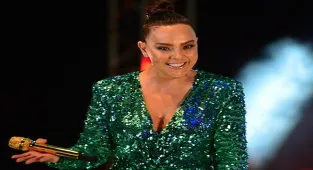 Ebru Gündeş çalışanlarının ayakkabılarını kendisi alıyor