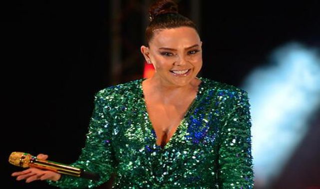 Ebru Gündeş çalışanlarının ayakkabılarını kendisi alıyor