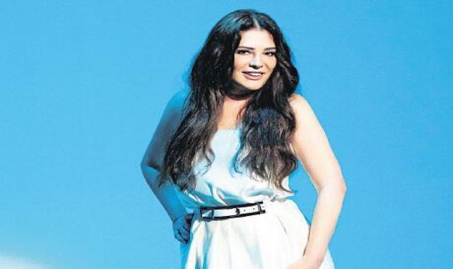 Elbisesini perde yaptı