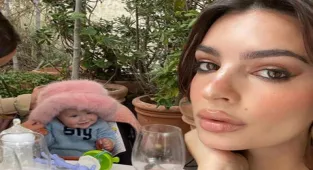 Emily Ratajkowski bebeğinin yüzünü gösterdi