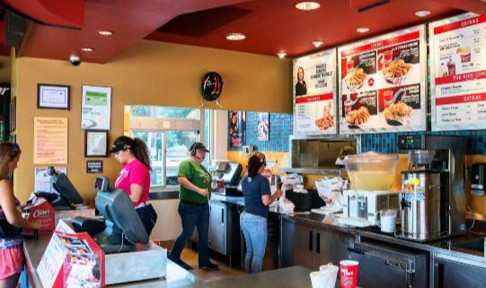 Fast Food Şirketi, Ofis Çalışanlarını Servis Elemanı Yaptı