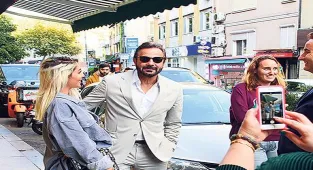 Hayranlarını bekledi