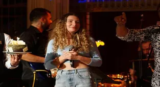 Irmak Arıcı'ya sahnede pastalı kutlama