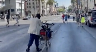 Los Angeles'ta, Evsiz, Aşı Protestocularına Ders Verdi