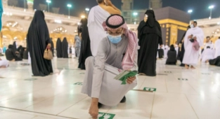 Mekke'de Kabe, tam kapasite ibadete açıldı