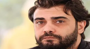Melih Selçuk alçıyla ödül aldı