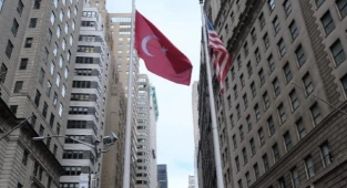New York'ta Türk Bayrağı Göndere Çekildi