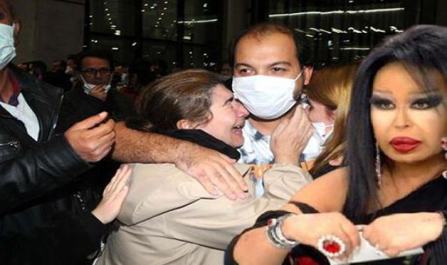 Tahliye olan müzisyenler gözyaşlarıyla karşılandı