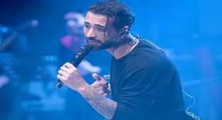 Tan Taşçı minik hayranıyla şarkı söyledi