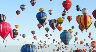 Yüzlerce Balon Havaya Bırakıldı