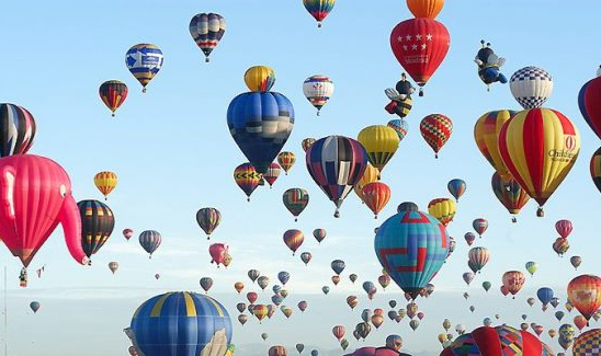 Yüzlerce Balon Havaya Bırakıldı