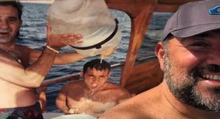 Ata Demirer: Bu fotoğrafta peder bey beni ıslıyor
