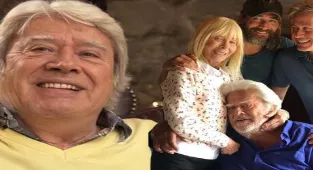 Cüneyt Arkın oğullarıyla poz verdi! 'Koca herifler'