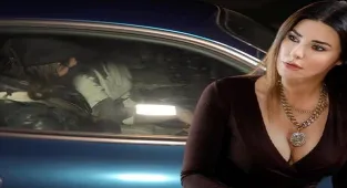Defne Samyel ehliyeti gidince şoför tuttu! Aracını adeta mekanın içine sokturdu