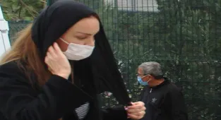 Ebru Şallı gözyaşları içerisinde babasını son yolculuğuna uğurladı
