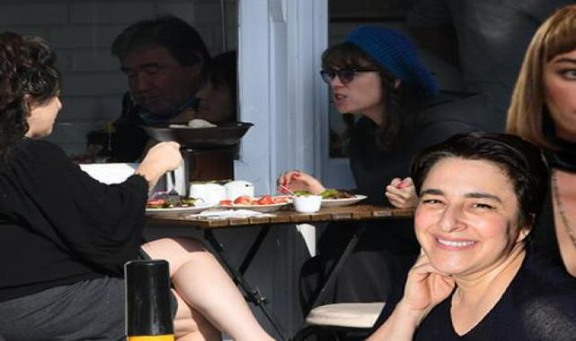 Esra Dermancıoğlu ve Demet Evgar baş başa yemek yedi