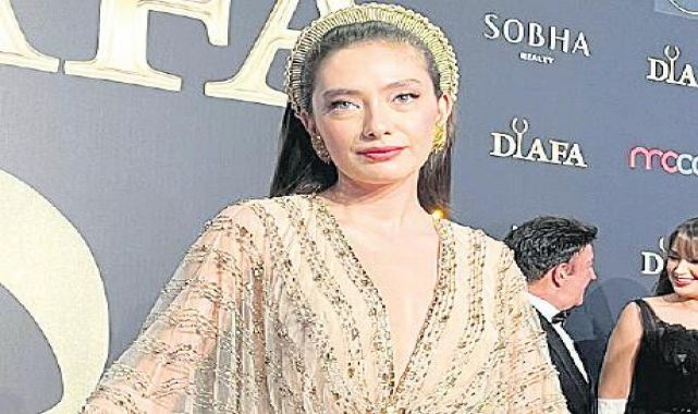 Kırmızı halı şıklığı