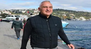 Kültür ve Turizm Bakanı Mehmet Nuri Ersoy yürüyüşte