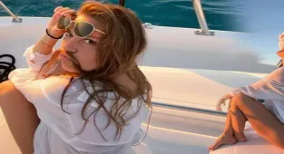 Meksika'da tatil yapan Aslı Enver'den tekne pozları
