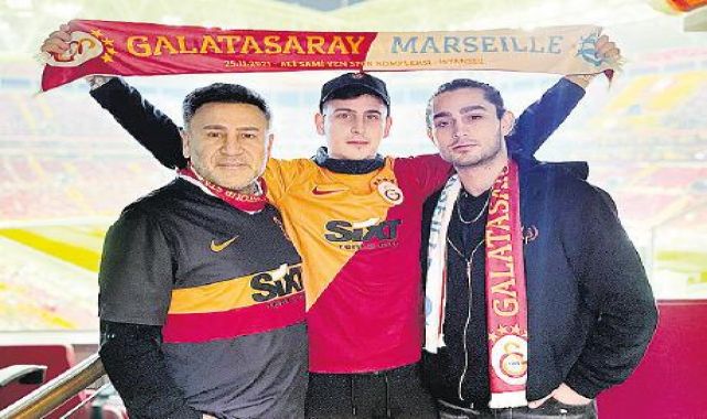 Oğullarıyla GS maçını tribünde izledi