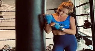 Pelin Karahan karın kaslarıyla şov yaptı