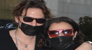 Şevval Sam ve oğlu Tarık Emir Tekin alışveriş turunda