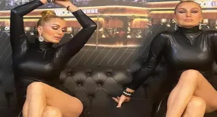 Tuğba Özay derin yırtmacıyla poz verdi