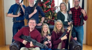 Amerikalı Siyasetçiden Silahlı Noel Pozu