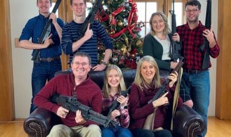 Amerikalı Siyasetçiden Silahlı Noel Pozu