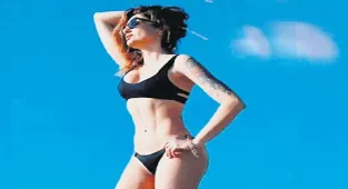 Bikinili poz